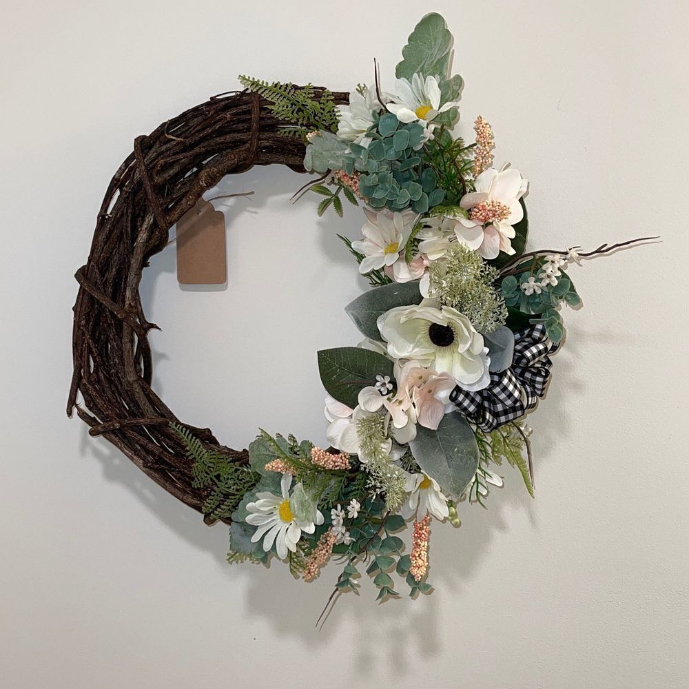 Home Decor. 14” Homemade‎ Wreath. Grapevine. Peach/Cream w/black gingham bow.